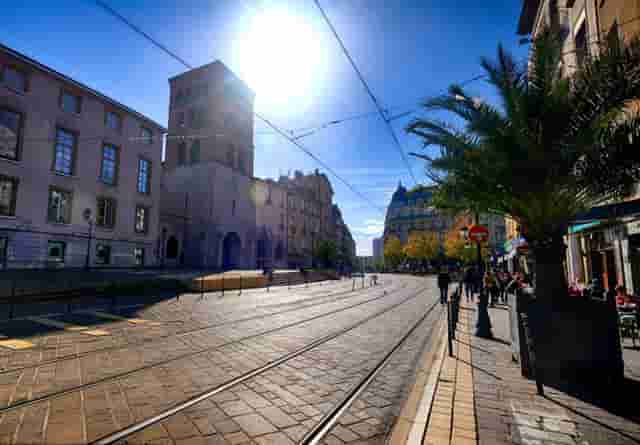 一个膝盖很疼(膝盖外侧突然疼一阵又好了)